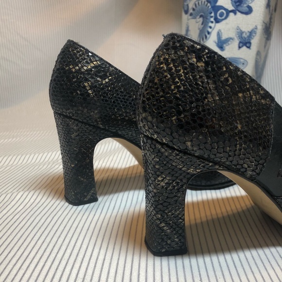 Navy leather slip on heels by Cara Molina España. - Picture 4 of 16